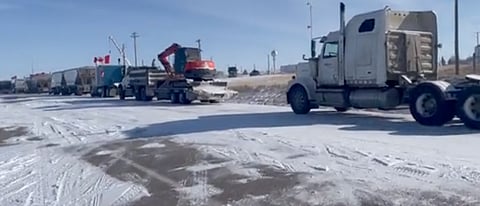 Truckers agree to open one lane at border blockade