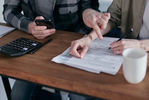 Four in 10 Canadians borrowing money to pay for necessities