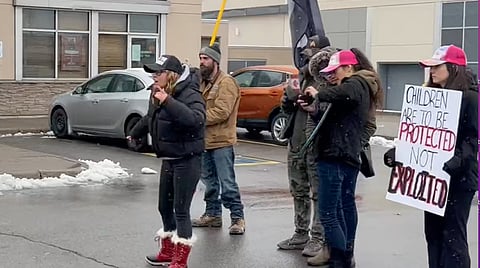 WATCH: Protestors feud outside Hamilton Boston Pizza holding all ages drag show