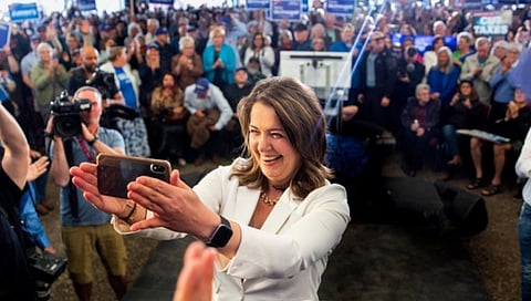 Smith tells packed crowd in Calgary, see you at the finish line