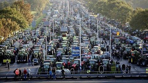 Dutch farmers protest threaten to grind Nederlands to a halt