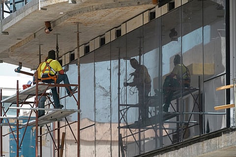 Fed report recommends allowing more migrant workers for restaurants, construction trades