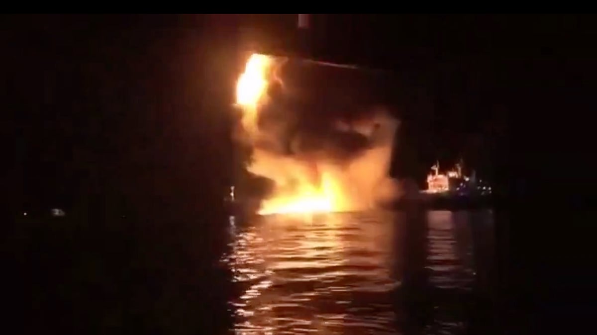 Tankers burn in the Strait of Hormuz, oil prices skyrocket, new ...